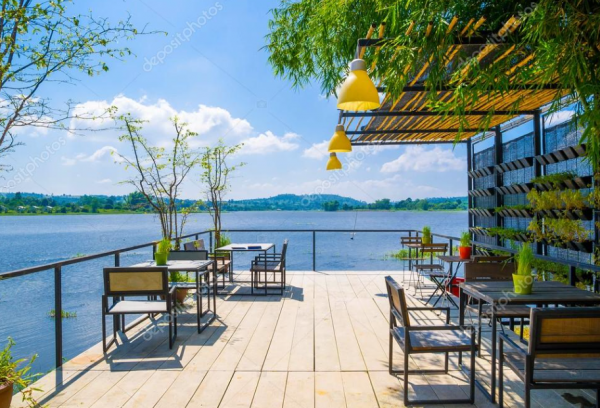 Kafe dengan pemandangan taman atau danau